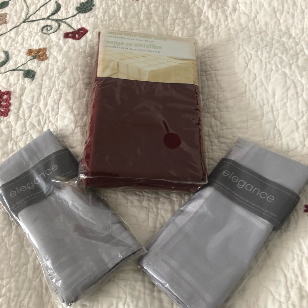 NWTS Table Cloth and Dinner 2 pack Napkin (8)
